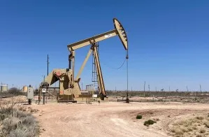 Petróleo fecha em alta sem progresso sobre Ormuz