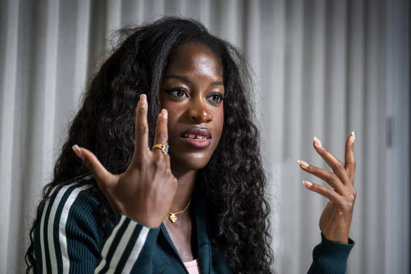 Alors que Cyréna Samba-Mayela risque une suspension pour trois manquements à ses obligations de localisation, son agent réagit