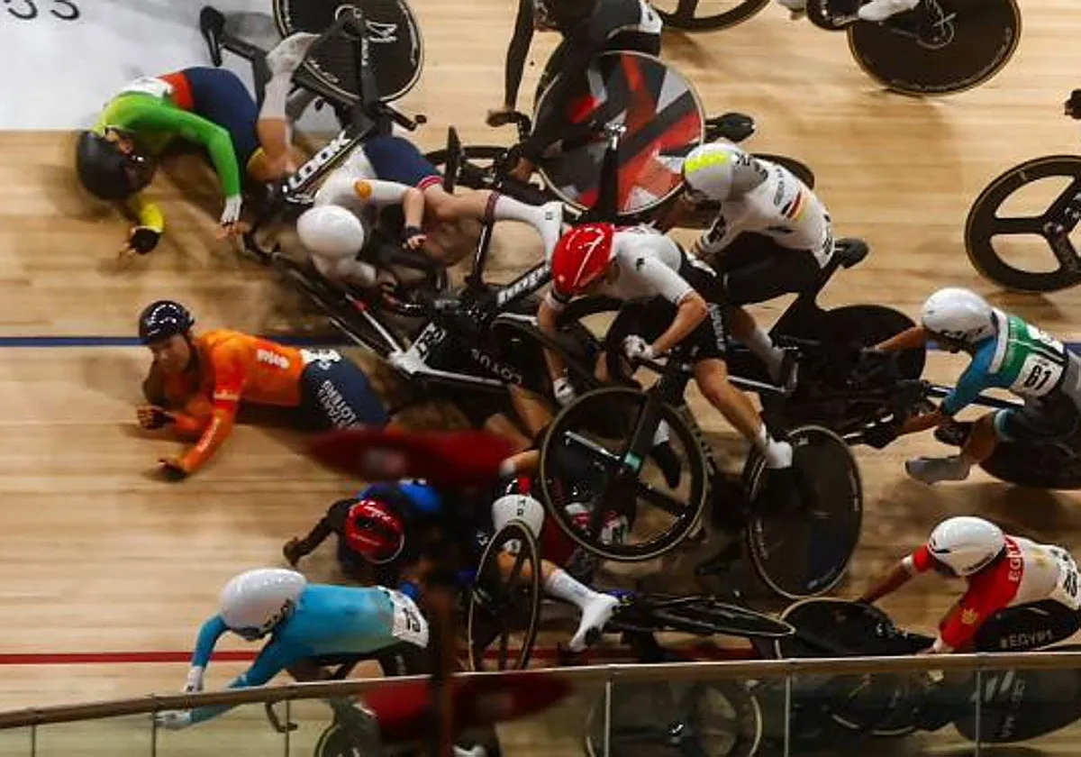 Aparatosa caída en el Mundial de ciclismo en pista
