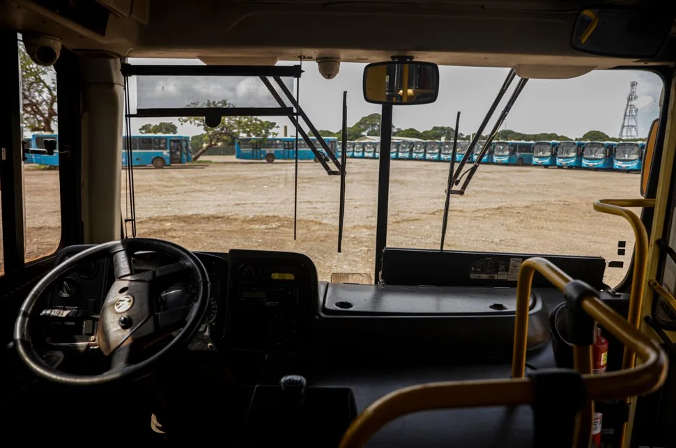 Fonoaudióloga é baleada no pescoço dentro de ônibus em tiroteio na Zona Norte do Rio