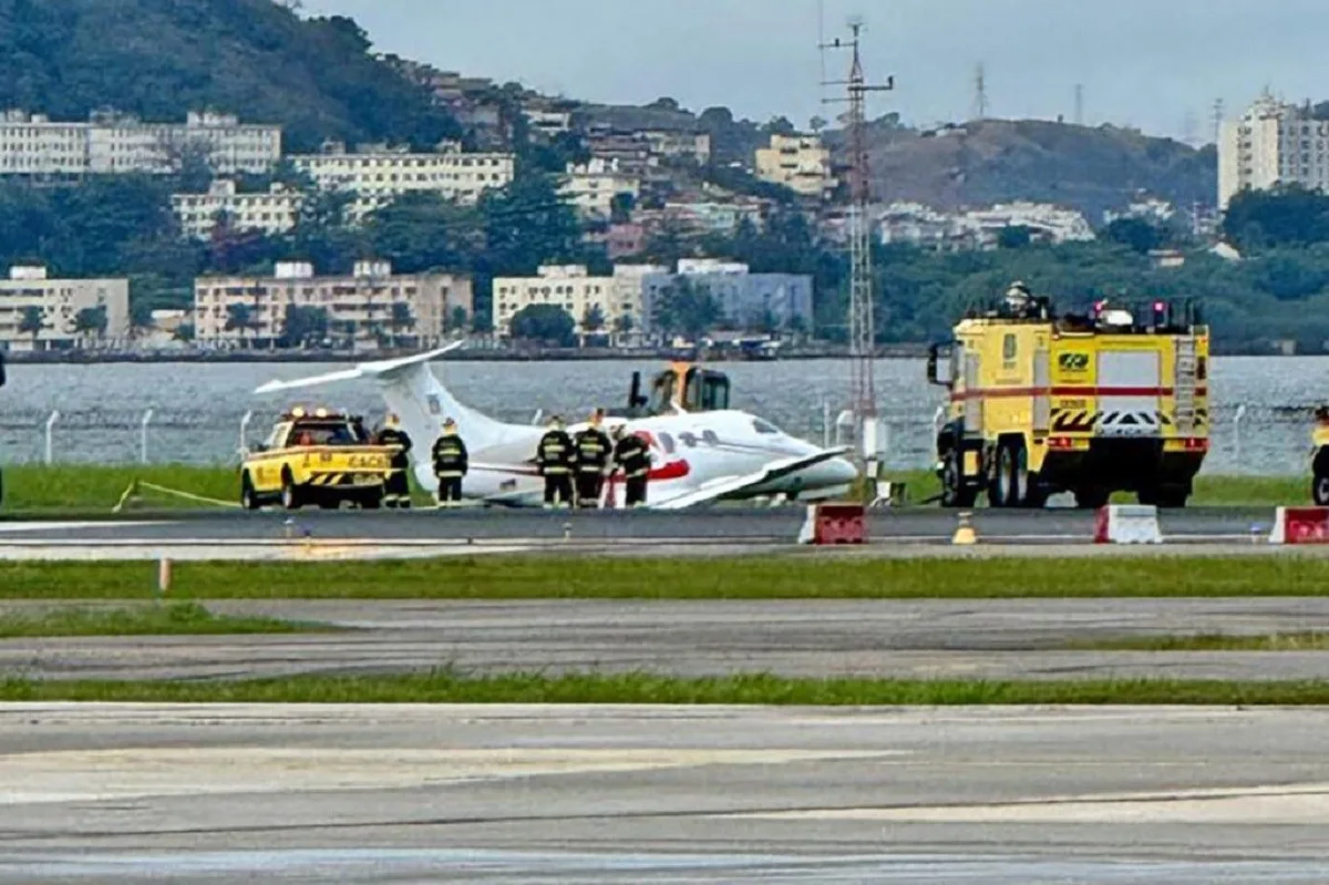 Jatinho que derrapou no Aeroporto Santos Dumont é içado pelo Corpo de Bombeiros