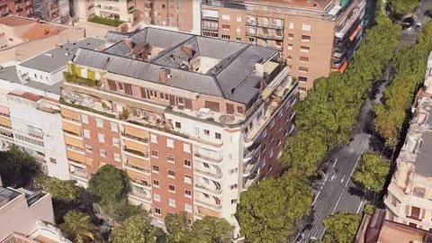 "Ático para Ayuso, desahucio para Maricarmen": una pancarta gigante amanece frente al piso comprado por la Comunidad de Madrid