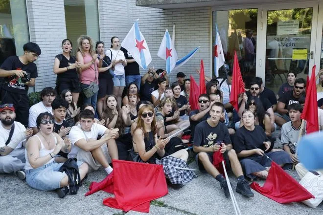 Más de mil personas impiden el acto de Vox en Santiago