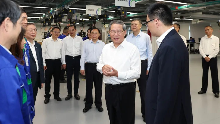 Chinese premier stresses faster development of emerging industries