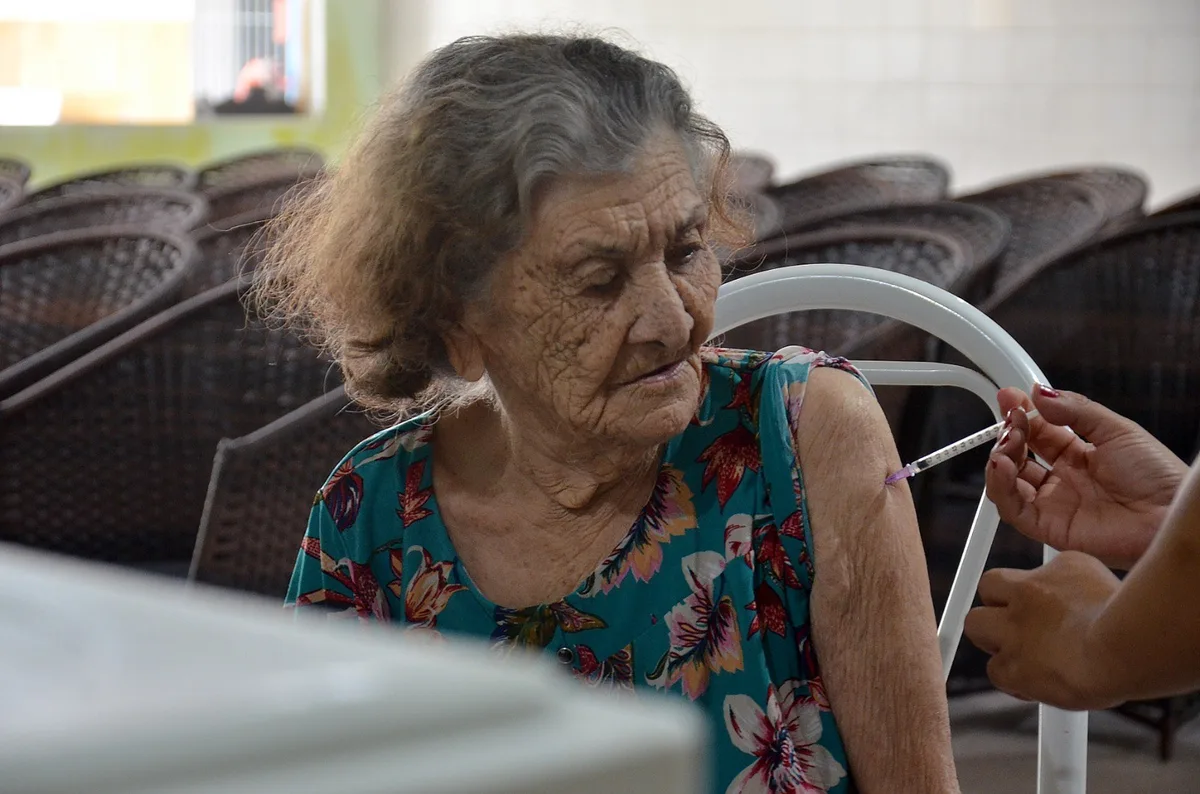 Idosos a partir de 85 anos podem receber vacina Pneumo 20 em Pernambuco: veja como se imunizar