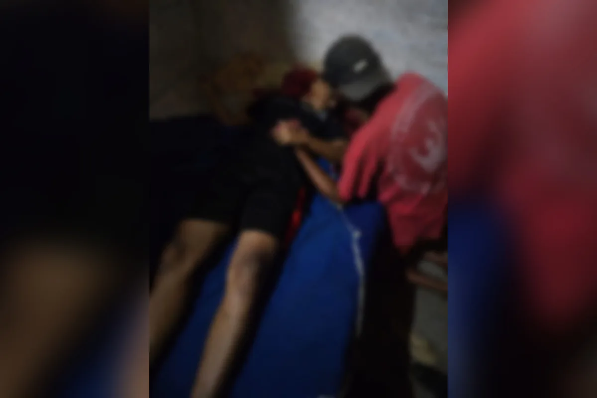 Jovem de 18 anos morre com tiro acidental ao manusear arma com namorada