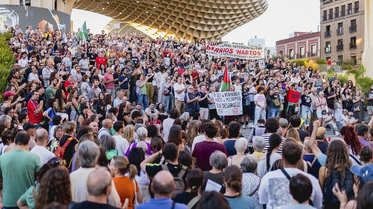 Espanha: milhares marcham em silêncio em homenagem a Maricarmen