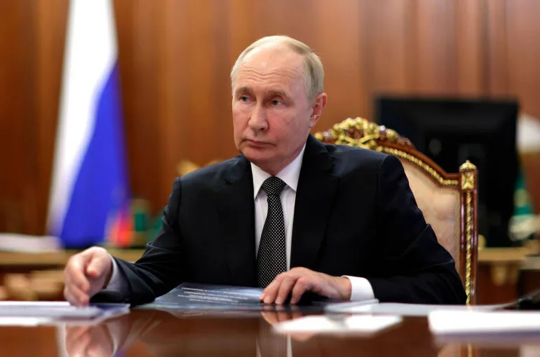 Путин поздравил президента Южной Осетии с Днем республики