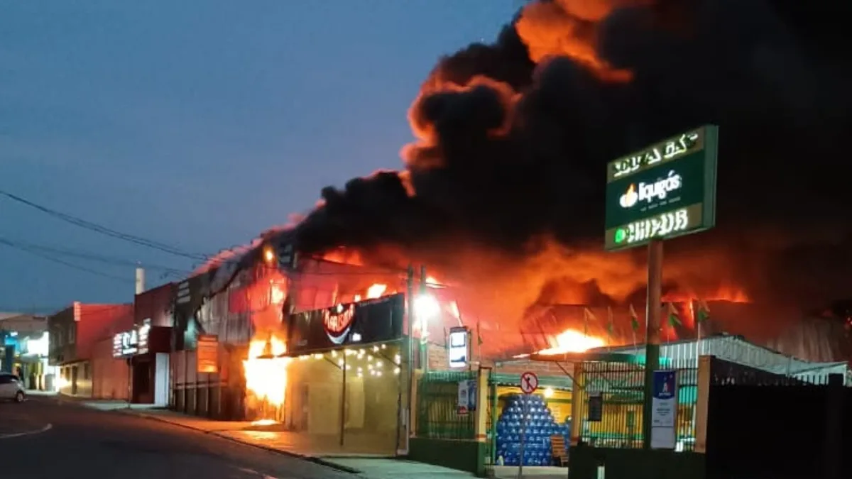 Incêndio atinge oficina e mobiliza bombeiros em Salto
