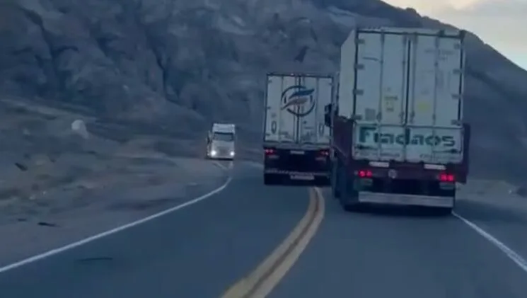 Video: un camionero realizó un adelantamiento prohibido en la Ruta 7 y quedó a segundos de un choque frontal