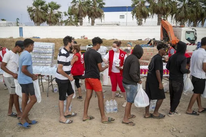 Realojan a 1.800 migrantes que duermen en la playa de Ceuta a los espacios temporales de acogida
