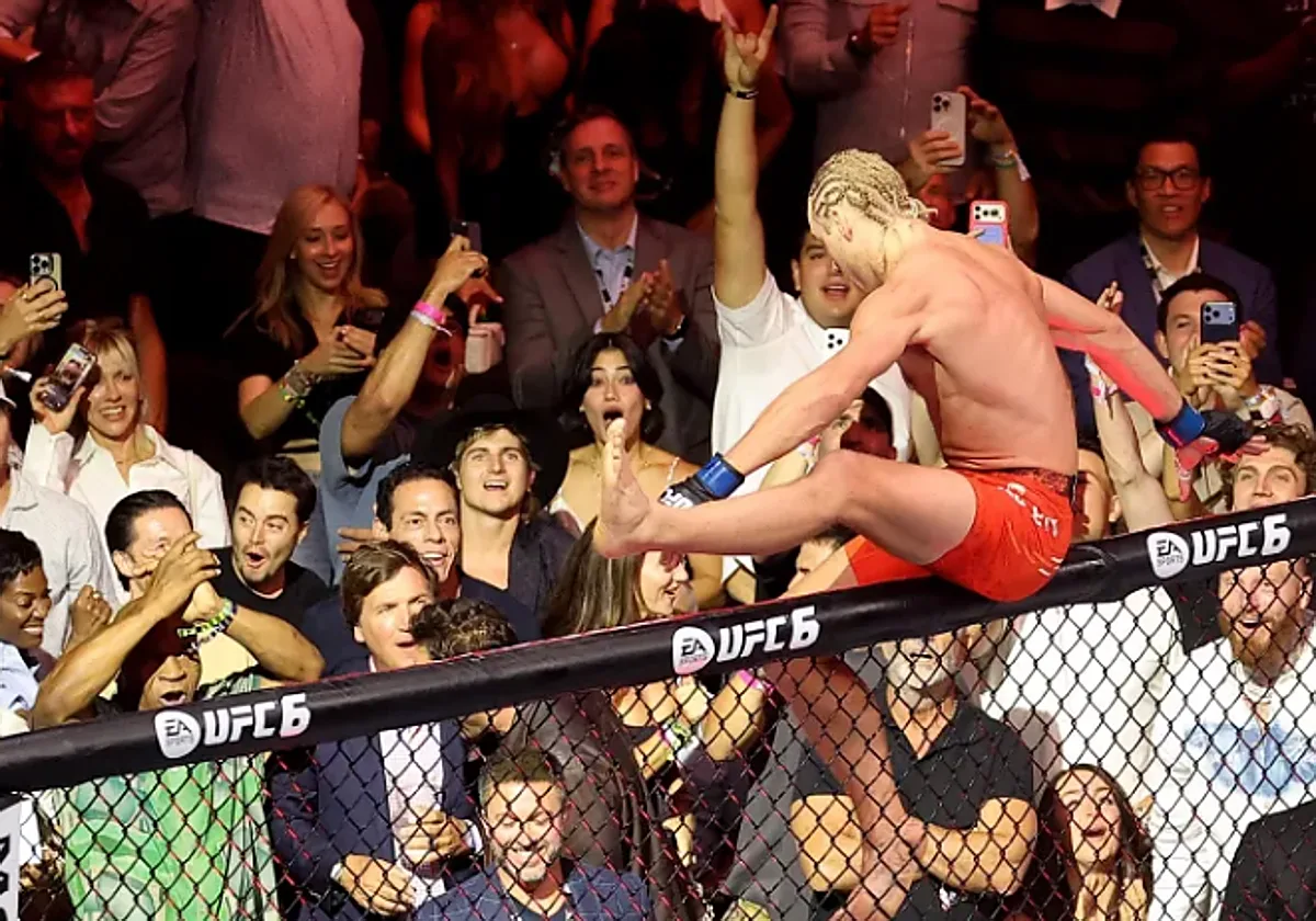 Max Holloway y Paddy Pimblett, multados por saltar fuera del octágono en UFC 329