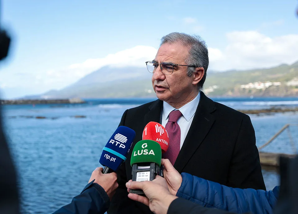 Governo de Bolieiro nos Açores testa nova organização do trabalho