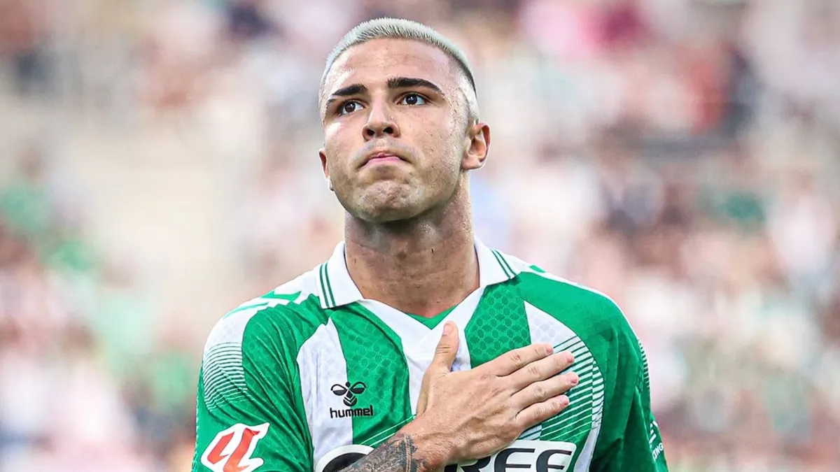 La imagen que parte el corazón al Betis: Pablo García llora junto a su madre al decir adiós al club de su vida
