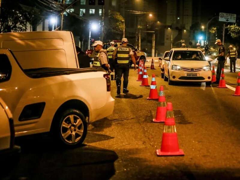 Projeto fixa detenção e infração gravíssima por furar ordem de parada