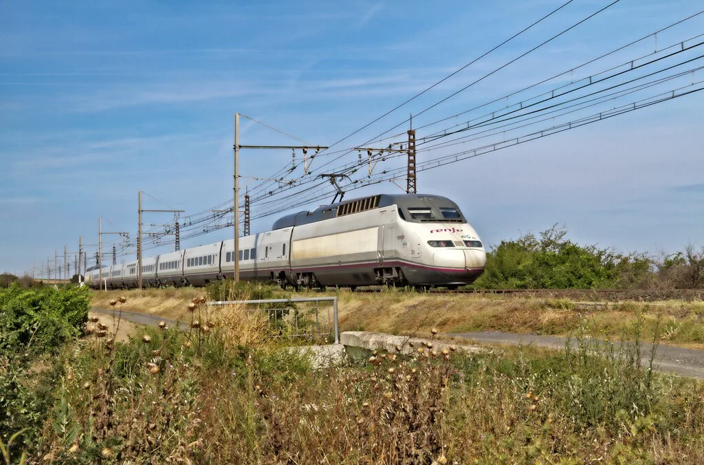 El plan de Renfe para sacar de la vía al AVE incendiado en Ricla pasa por desguazar la cabina y arrastrar el chasis