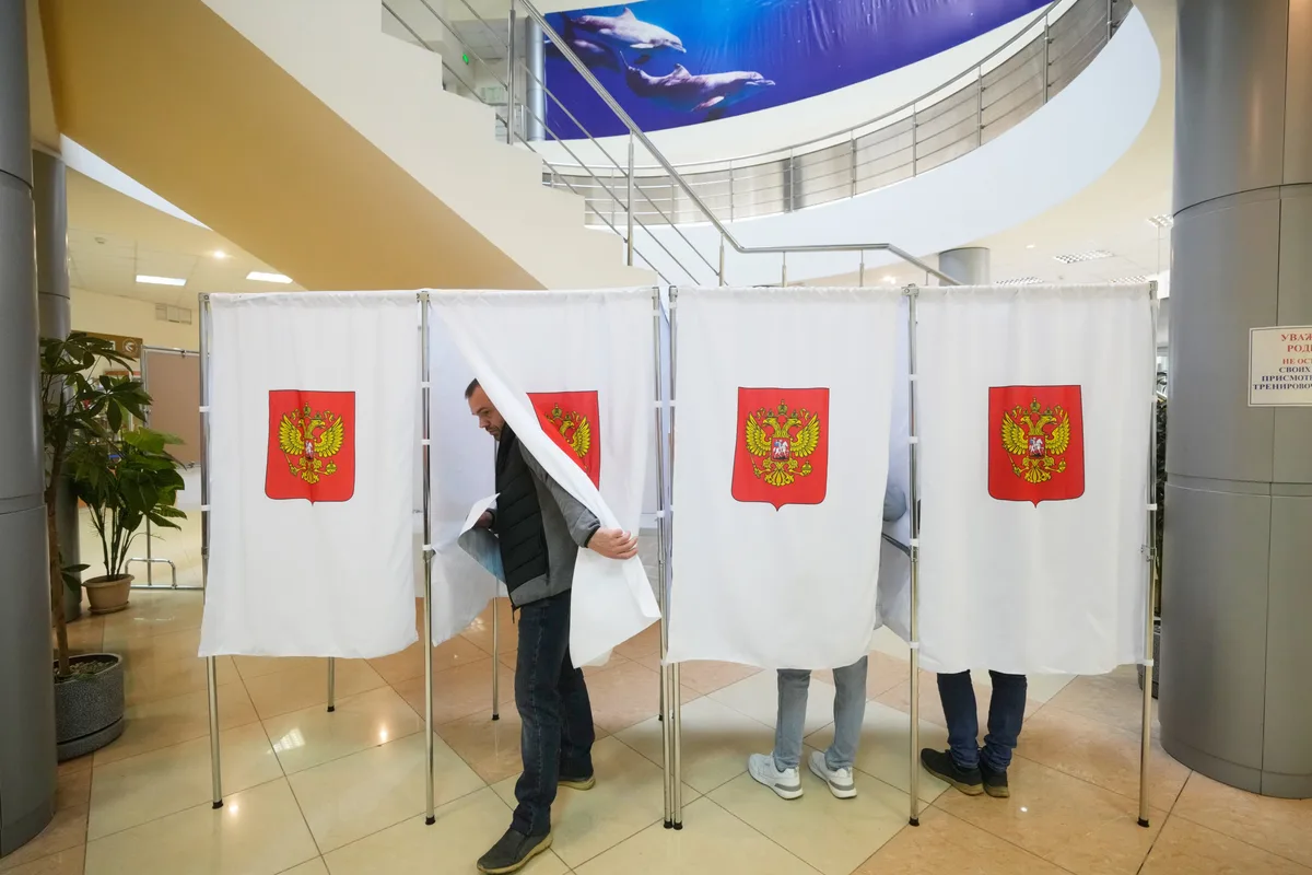 Russian election observer loses consciousness during arrest on second day of parliamentary vote, opposition party says