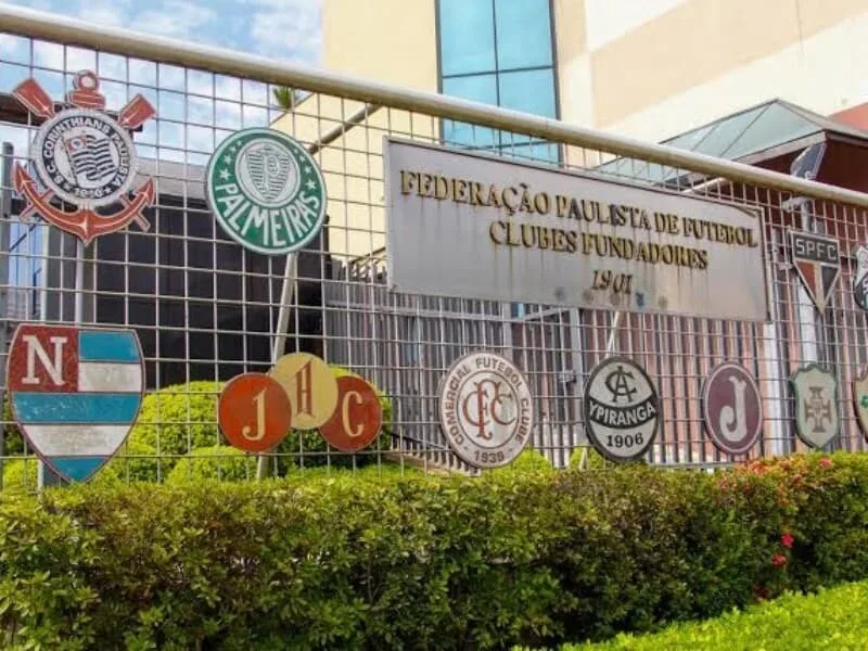 Clubes de futebol pressionam contra projeto que veda anúncio de bets