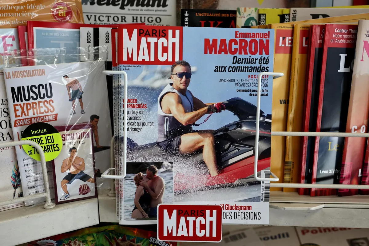 « Vous avez vu mon gros jet ski comme il va vite ? » : les photos de Macron en vacances moquées par la gauche