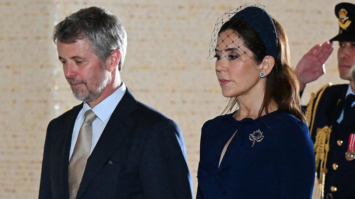 Federico y Mary de Dinamarca sorprenden caminando por Copenhague por el funeral del que fue su confesor durante diez años
