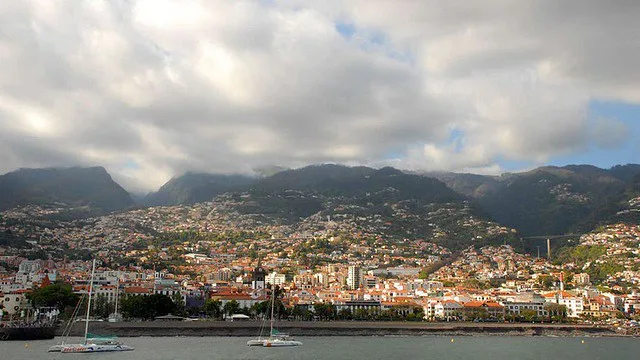 Céu muito nublado e aguaceiros fracos na Madeira esta sexta-feira