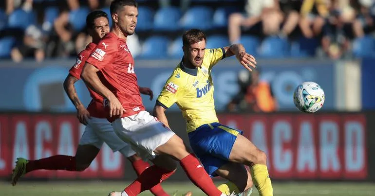 Santa Clara vence em Arouca por 2-1