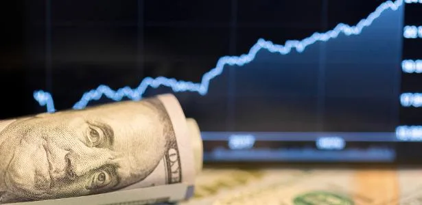 Dólar cai 1% a R$ 5,10 e Bolsa sobe 3%, com política e indústria no radar