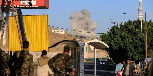 La coalition saoudienne frappe près de Sanaa, les houthistes menacent de riposter en visant Riyad
