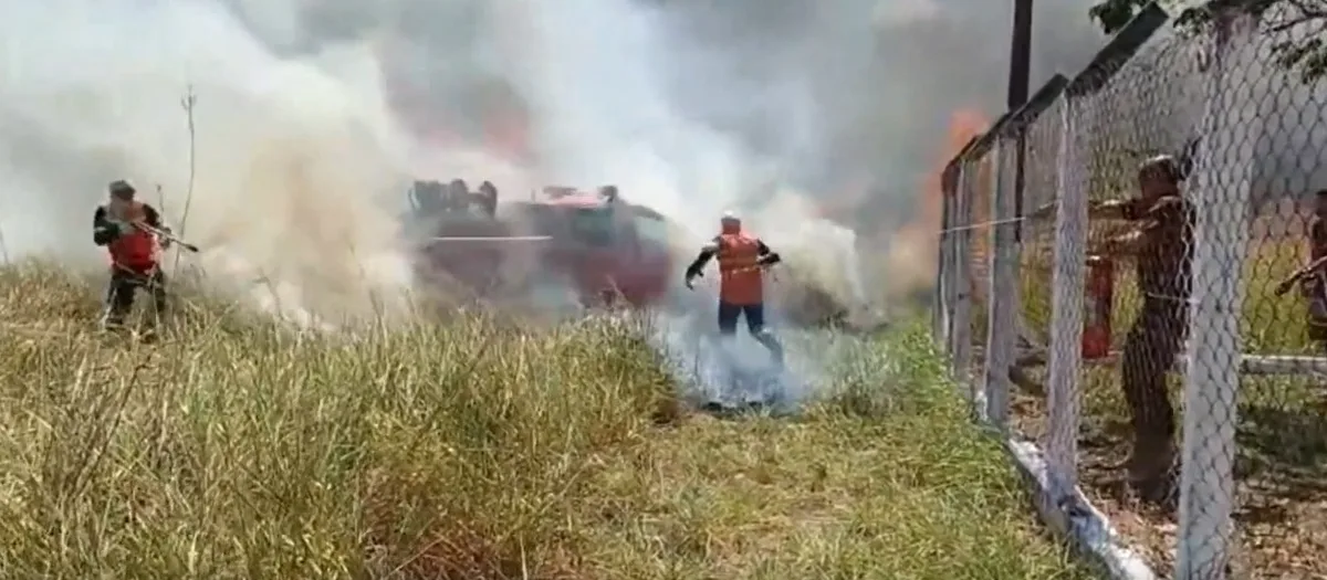 Vídeo mostra caminhonete dos bombeiros cercada pelo fogo durante incêndio em Colíder (MT)