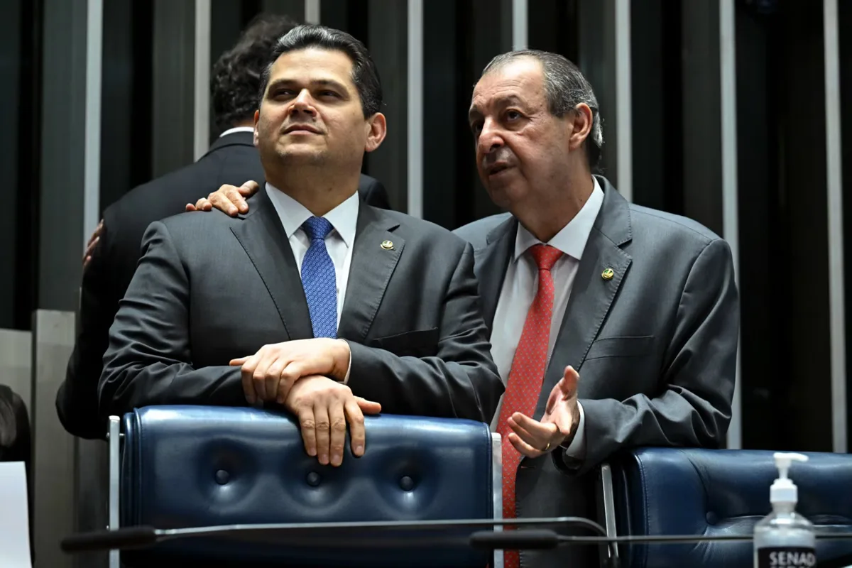 A resposta de Alcolumbre ao ser cobrado por Aziz para votar o fim da escala 6×1