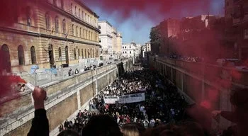Estudantes atiram pedras e ovos à polícia em protestos contra Governo em Itália