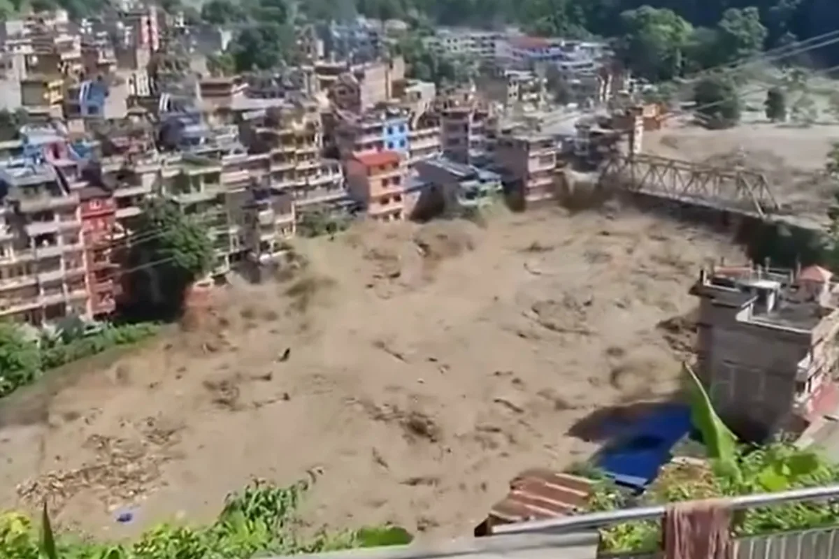 Terremotos atingem Nepal e Tibete após "tsunami de lama" que matou centenas