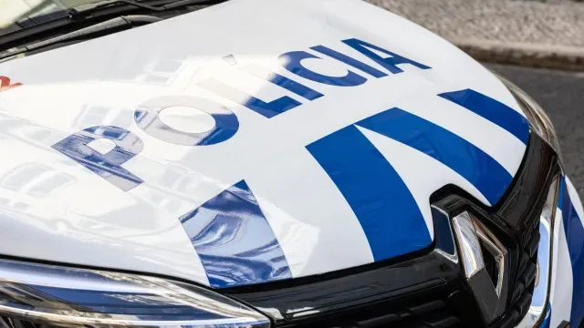Acidenta-se com carro alugado e simula roubo. Foi detido (e não sozinho)