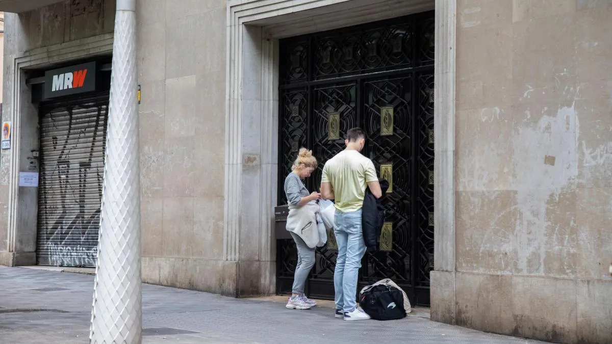 Barcelona amplía las ayudas para que las comunidades veten los pisos turísticos