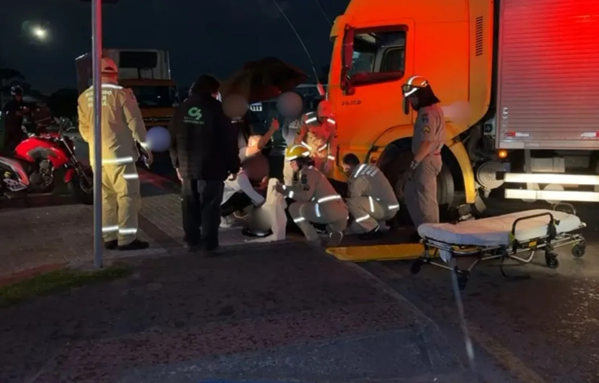 Por pouco! Motociclista de 18 anos bate contra caminhão e escapa de ser esmagado no Pinheirinho