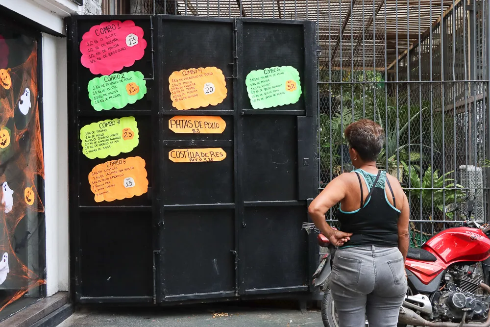 Una familia venezolana necesita 727 dólares solo para la alimentación de un mes, según el Cendas