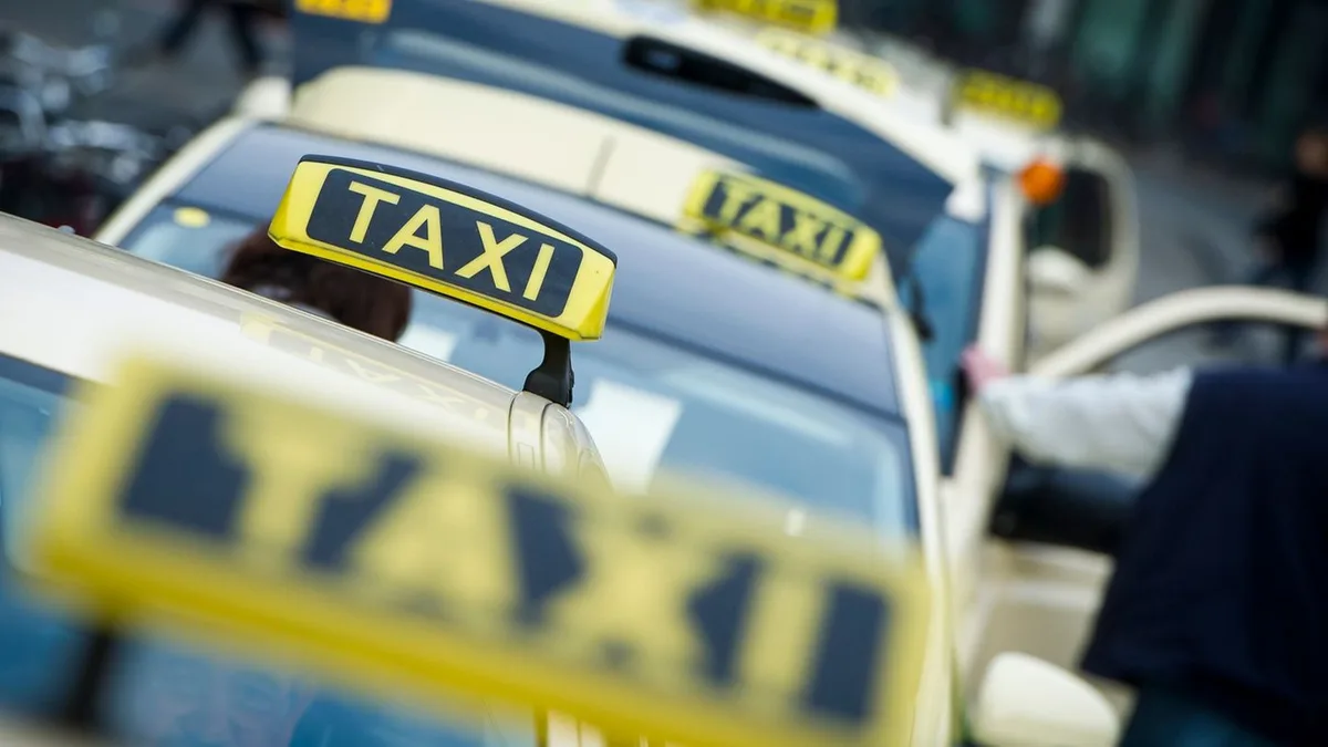 Wohl Alkohol im Spiel: Taxifahrt eskaliert - 43-Jährige randaliert und flüchtet