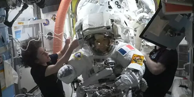 Sophie Adenot a effectué sa deuxième sortie hors de l’ISS, pour terminer d’y remplacer une antenne défectueuse