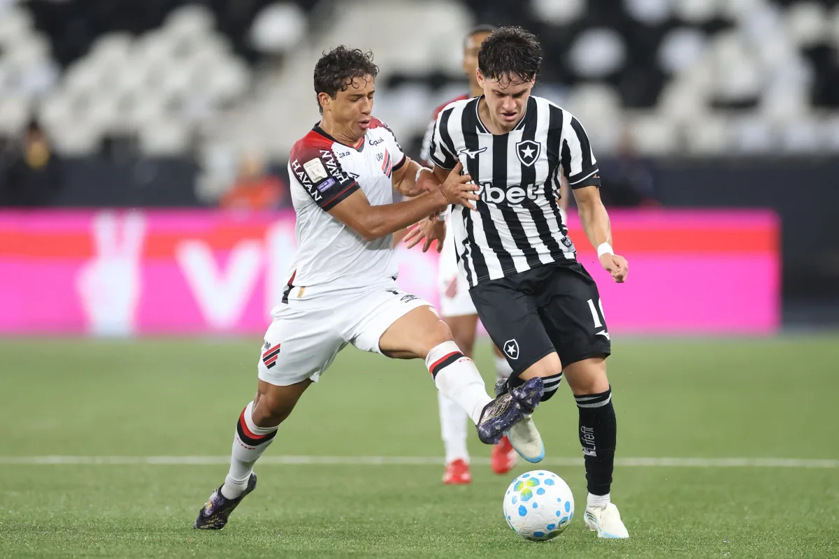 Com dois de Viveros, Athletico-PR vence o Botafogo e cola no Flamengo