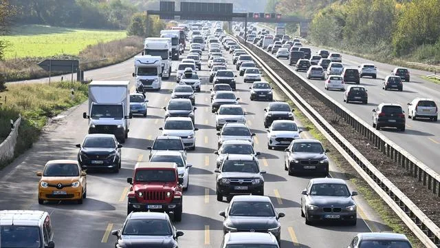 Hohe Staugefahr auf Autobahn: Herbstferien: ADAC warnt vor Stau-Ausmaß wie im Sommer
