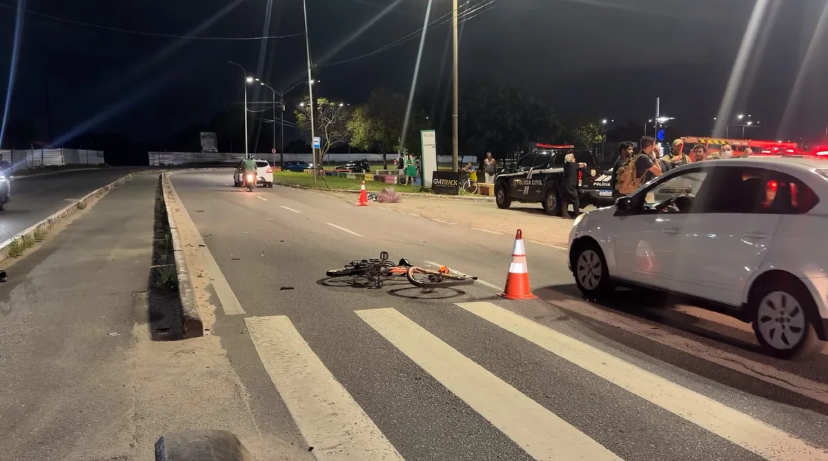 Câmera de segurança flagra momento em que motorista atropela e mata ciclista em João Pessoa; VÍDEO