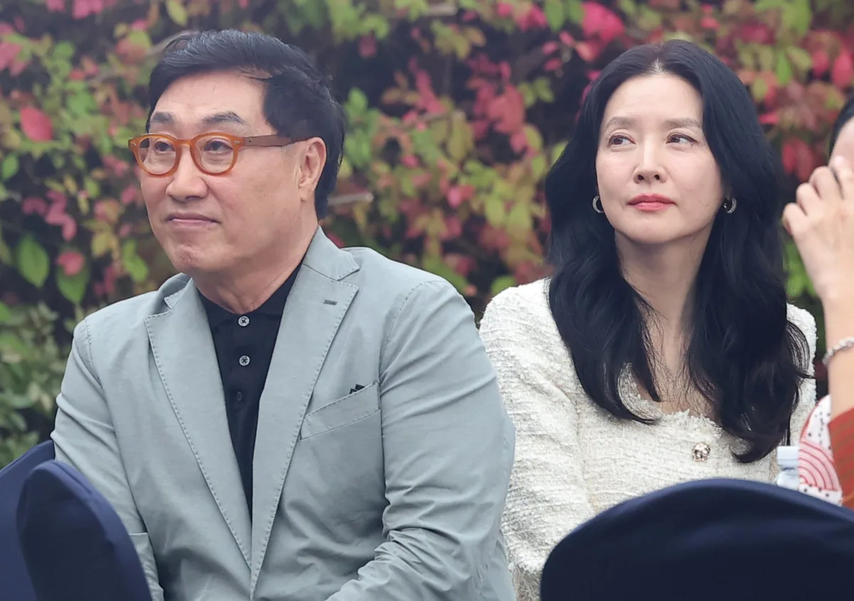 이영애, ♥20살 남편과 부부 동반으로… 미모 여전해 [DA피플]