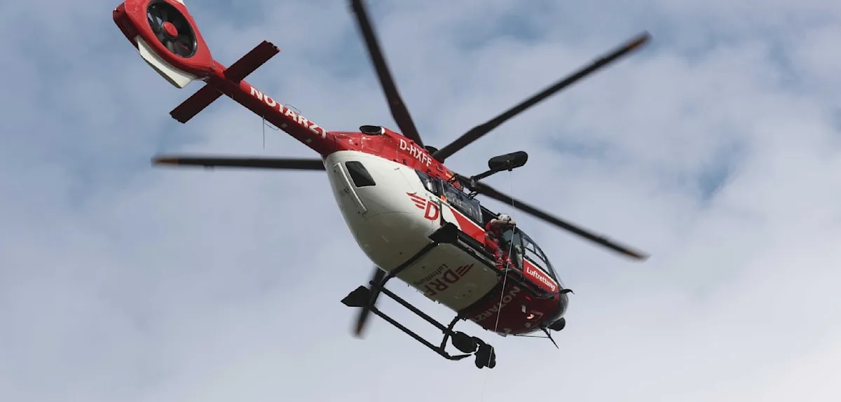 Fahranfänger erfasst zwei Kinder mit Auto – Rettungshubschrauber im Einsatz