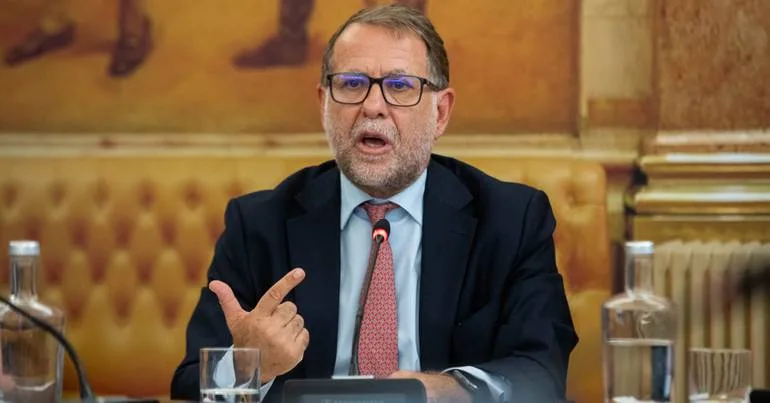 MAI contra Carrilho: relação "insustentável"