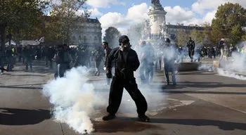 Violência em Paris. Dezenas de detidos em novo dia de protestos em França