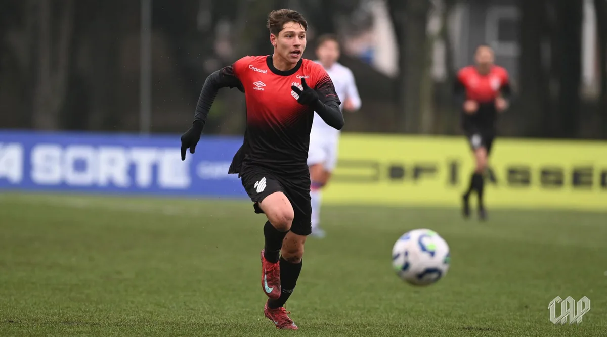 Joia do Athletico sofre segunda lesão de LCA seguida e pode chegar a dois anos sem jogar