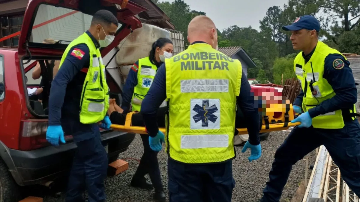 Bebê de 9 meses sai ileso e duas crianças são arremessadas de carro em acidente em SC