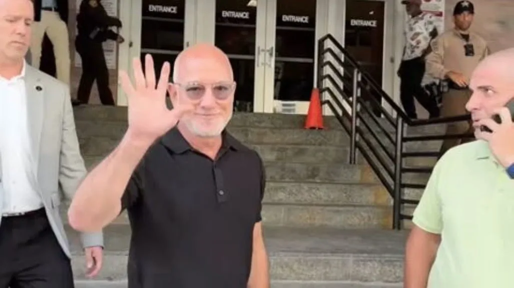 Jeff Bezos se presentó ante los tribunales de Miami para cumplir con su deber de jurado