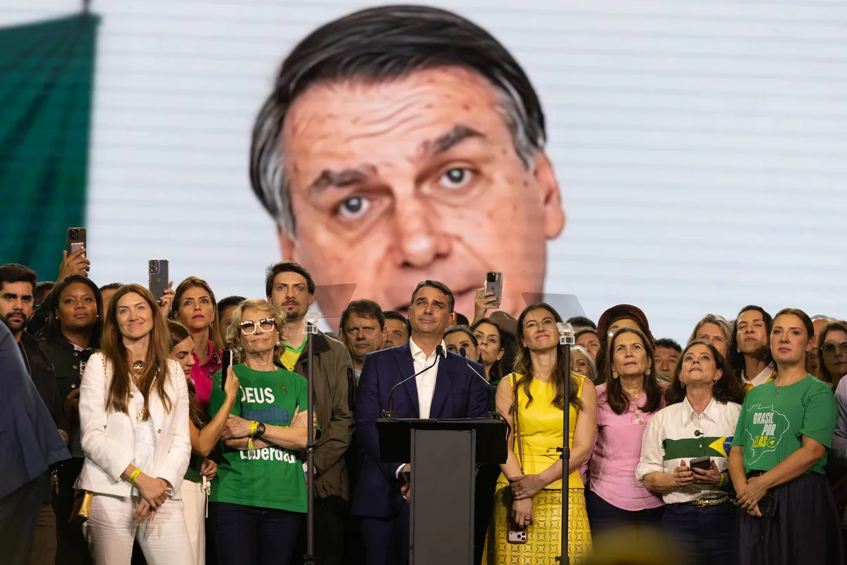 TSE rejeita punir Flávio por vídeo de Bolsonaro com IA