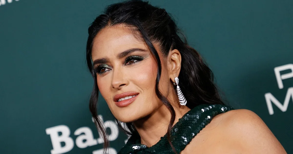 Salma Hayek, actriz de 60 años, sobre la vejez: "Si paralizas tu rostro a los 20 y 30 años, no estás ejercitando los músculos que le dan fuerza. Mi consejo es: ríe, llora, mueve tu rostro"